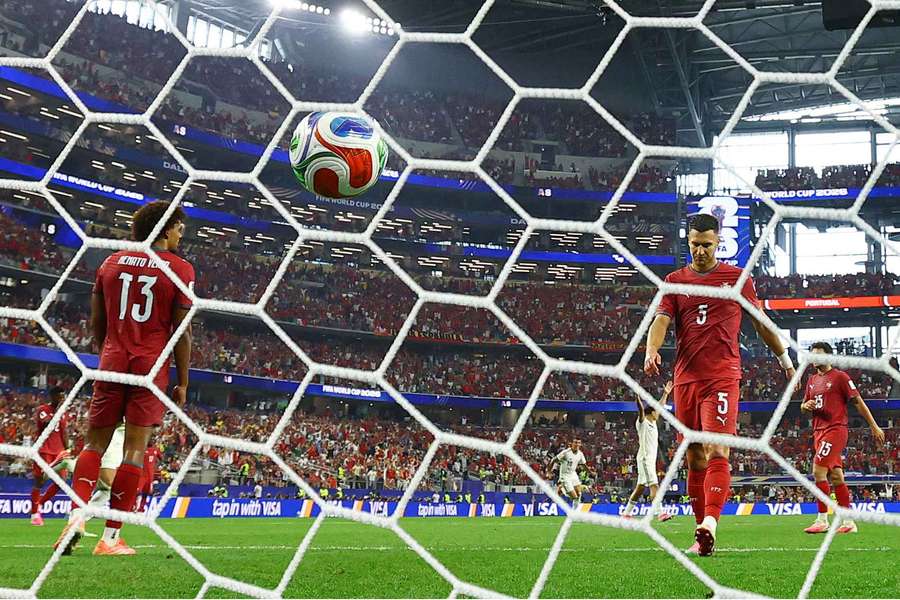 Dalot e Renato Veiga após o golo de Espanha Dalot e Renato Veiga após o golo de Espanha