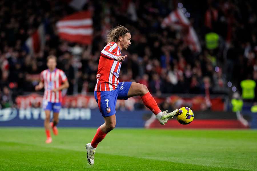Griezmann controla un balón