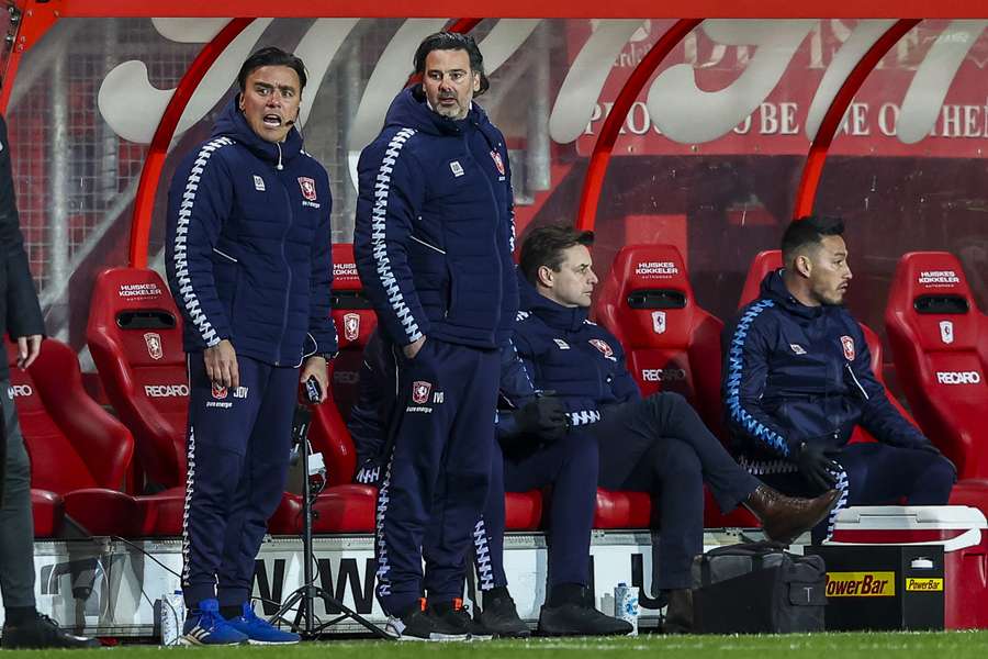 Ivar van Dinteren (r) als assistent-trainer bij FC Twente