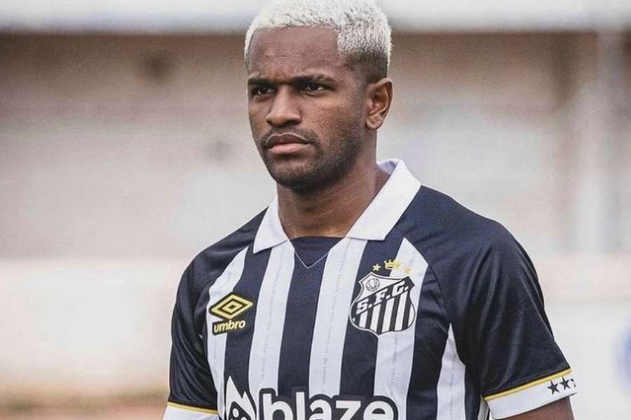 Renyer Oliveira deixou o Santos no final do ano passado