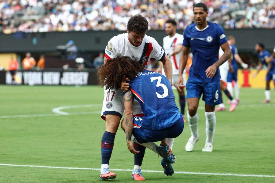 João Neves em lance com Cucurella que provocou sua expulsão