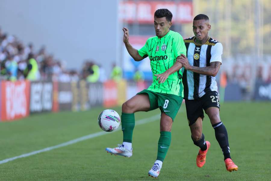 Pedro Gonçalves em ação diante do Nacional