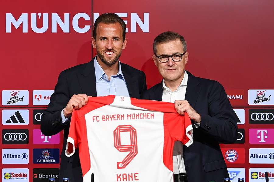 Harry Kane și președintele consiliului director al lui Bayern, Jan-Christian Dreesen.