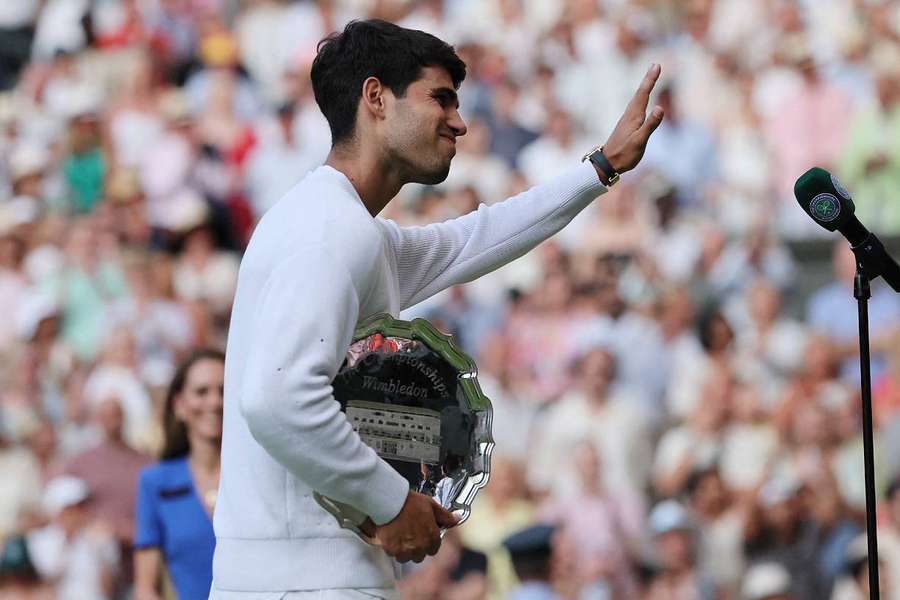 Battu par Sinner, Alcaraz quitte Wimbledon "la tête haute"