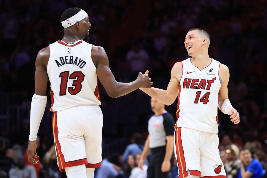 Herro y Adebayo chocan la mano.