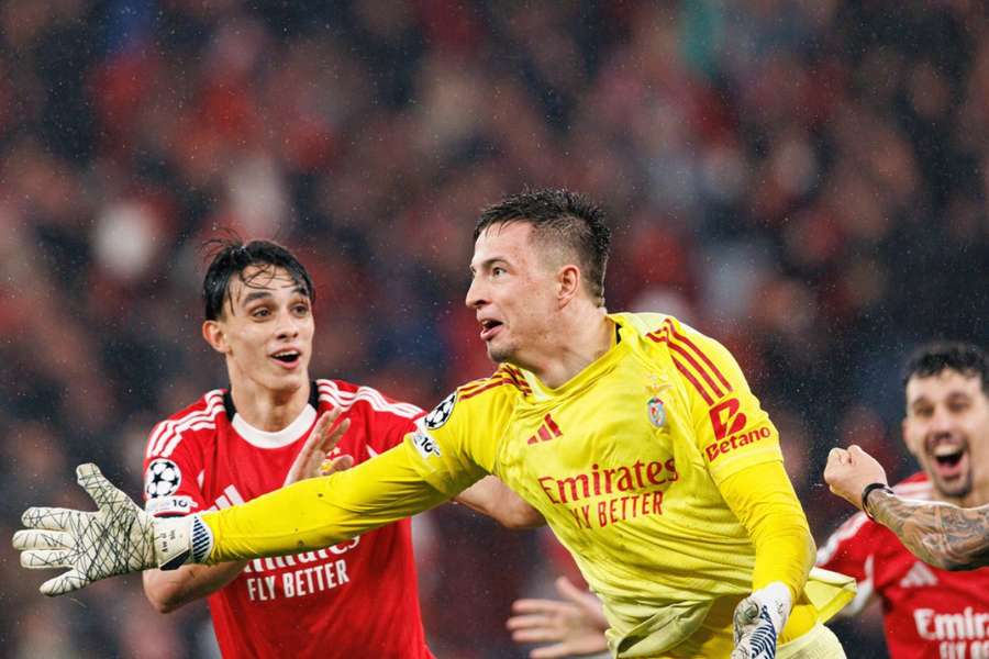 Brankář Benfiky Anatolij Trubin se raduje z gólu na 4:2 proti Realu Madrid v Lize mistrů.