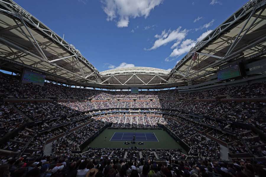 Zaplnené tribúny na Arthur Ashe Stadium.