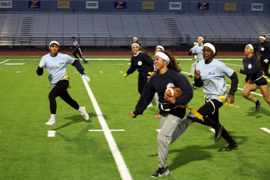 Algunas jóvenes disfrutan del 'flag football'.