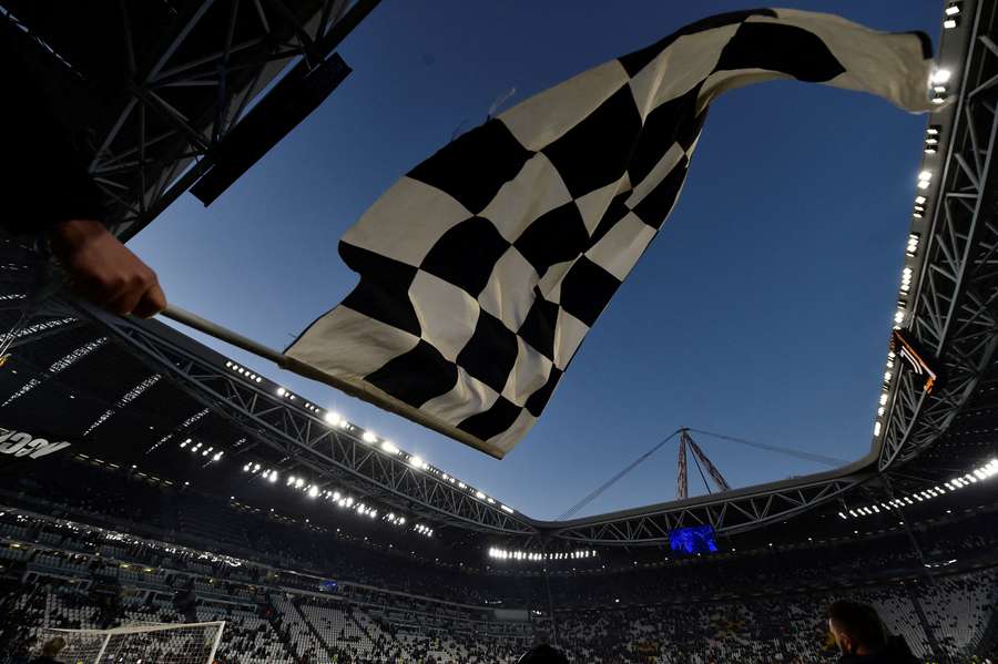 Vista geral de uma bandeira da Juventus no interior do Allianz Stadium