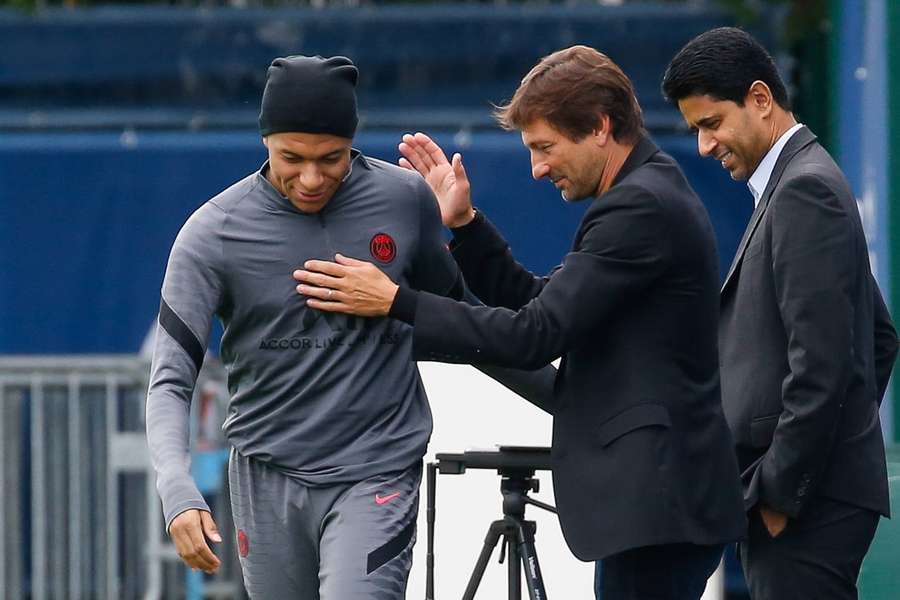 Leonardo com Kylian Mbappé e Nasser Al-Khelaïfi