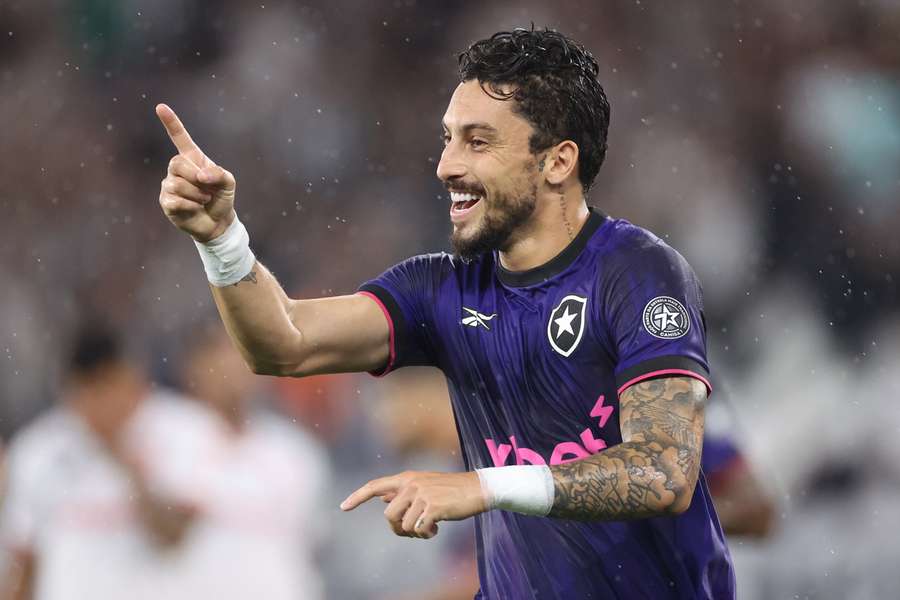 Alex Telles fechou a conta e determinou a vitória do Botafogo sobre o Bangu Alex Telles fechou a conta e determinou a vitória do Botafogo sobre o Bangu
