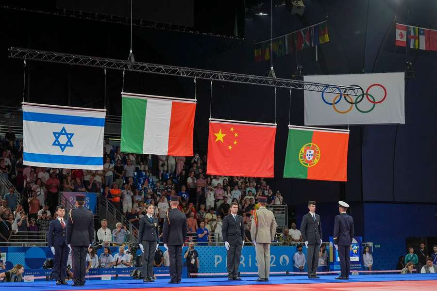 Bandeiras de Israel, Itália, China e Portugal durante a entrega de medalhas de judo