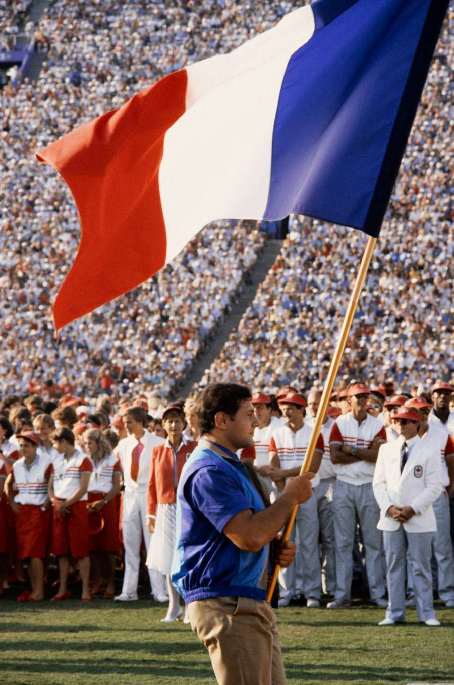 Angelo Parisi, porte-drapeau en 1984