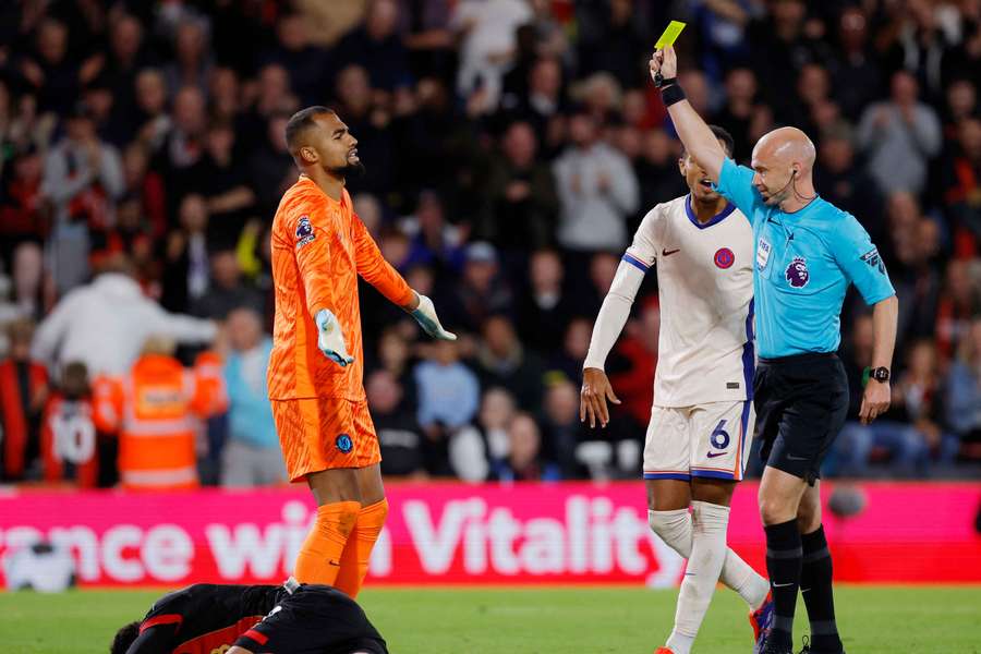 Taylor mostrou 14 cartões amarelos, um recorde na Premier League