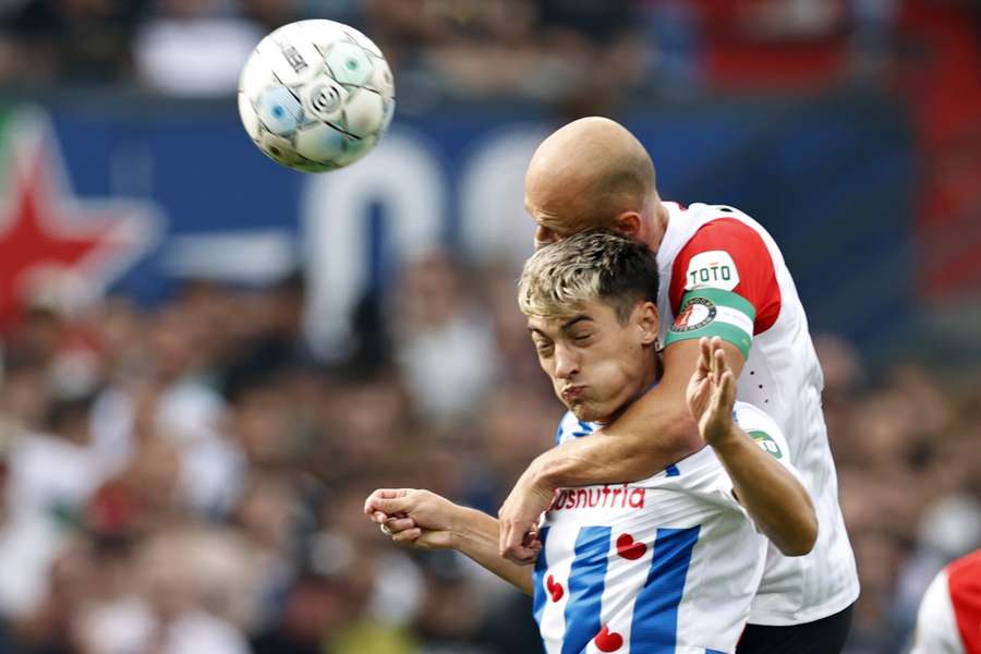 Ion Nicolaescu in actie tijdens de wedstrijd tegen Feyenoord op 16 september 2023