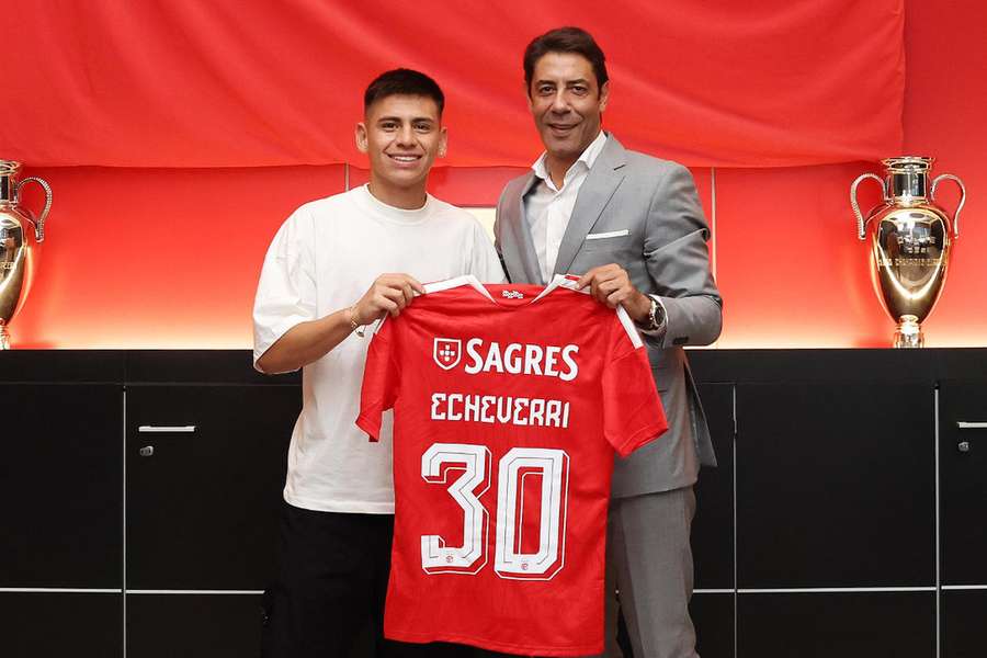 Echeverri fica com a camisola 30 que era de Otamendi Echeverri fica com a camisola 30 que era de Otamendi