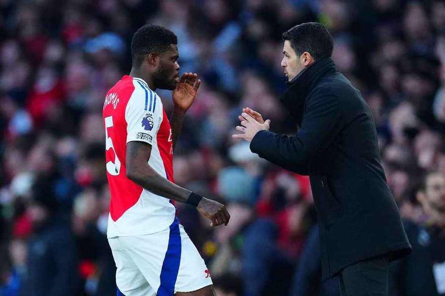 Arteta (R) speaks with Partey