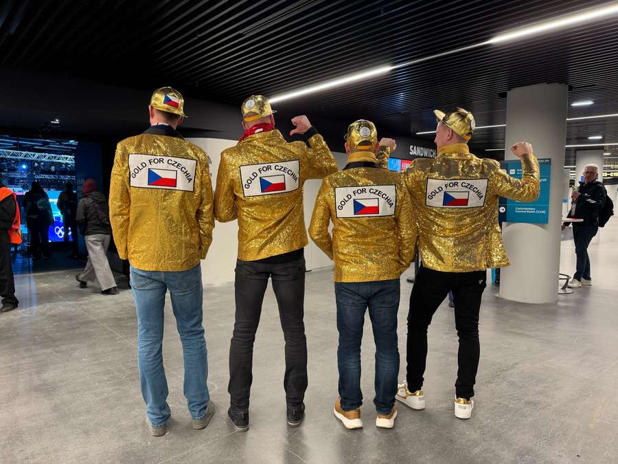 Skupinka českých fanoušků má o vítězi turnaje jasno. Skupinka českých fanoušků má o vítězi turnaje jasno.