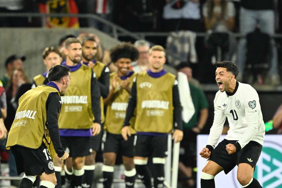 Nadiem Amiri (r.) feiert seinen Treffer zum zwischenzeitlichen 2:1.