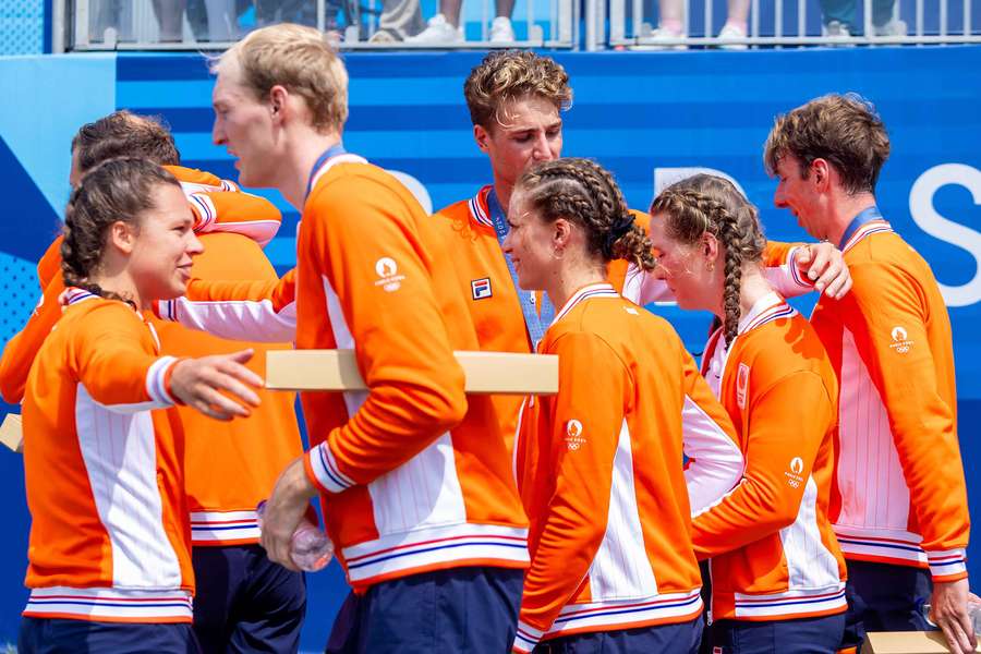 De Nederlandse roeiers van de dubbelvier heren en dames