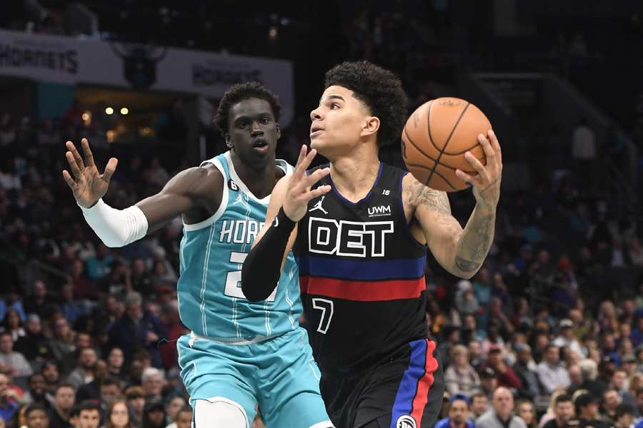 Pistons guard Hayes drives in past Hornets forward JT Thor