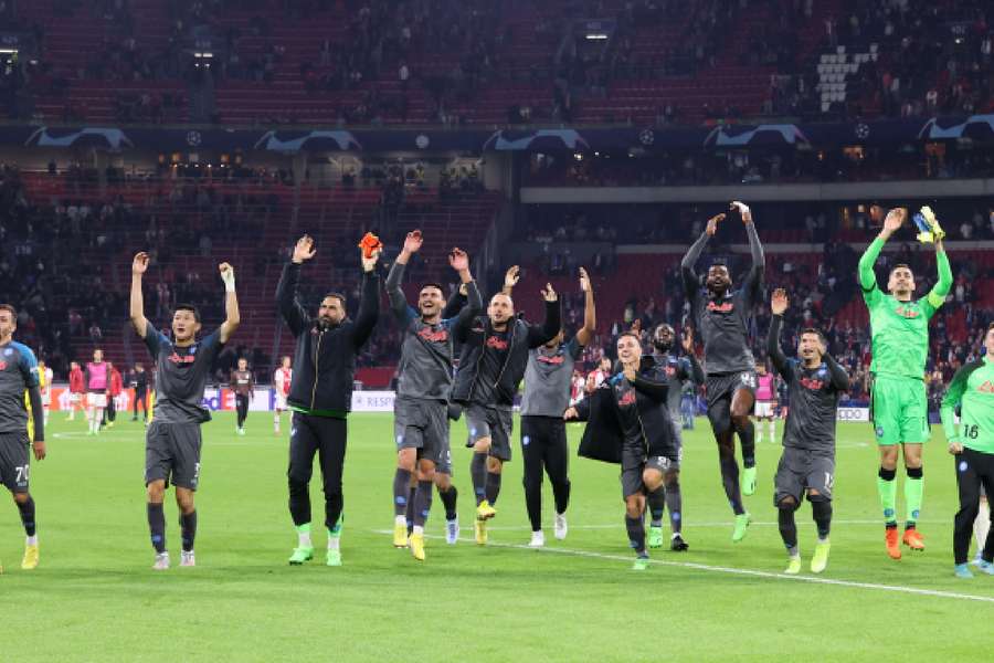 El Nápoles celebró con sus aficionados la histórica goleada ante el Ajax.