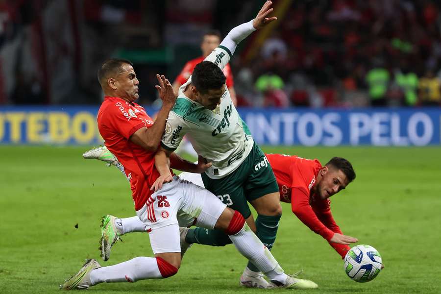 Teve garra, mas faltou futebol em Porto Alegre