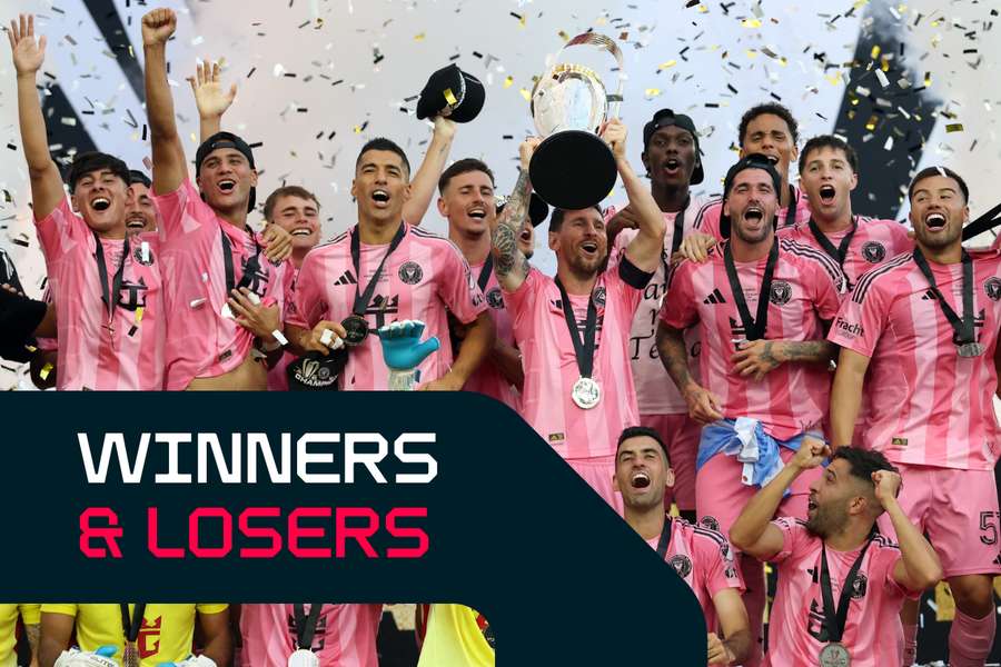 Lionel Messi alza il suo 48esimo trofeo Lionel Messi alza il suo 48esimo trofeo