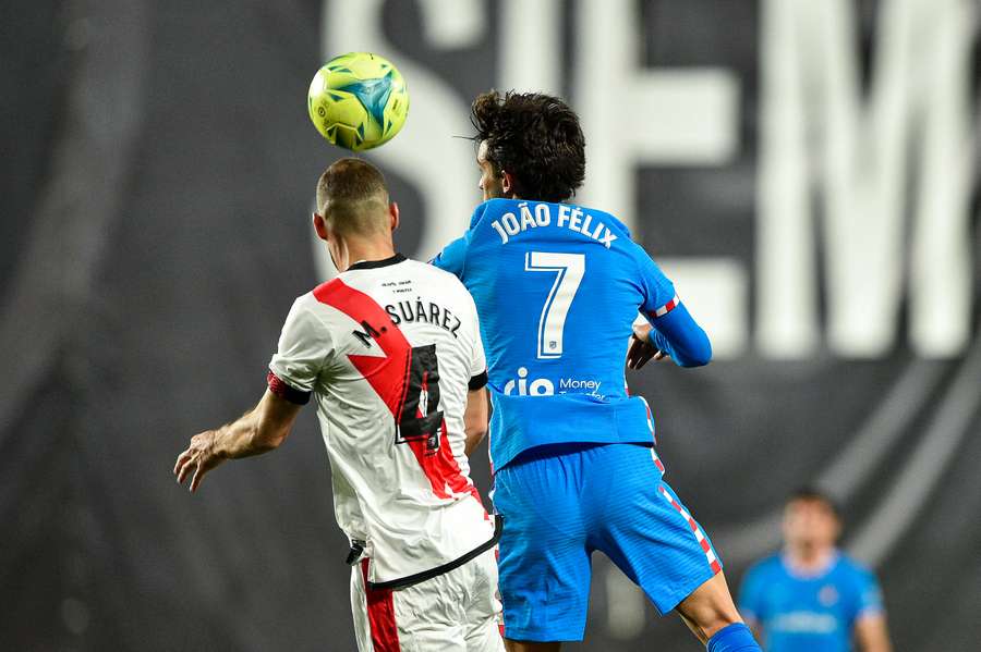 Mario Suárez jugando contra João Félix 