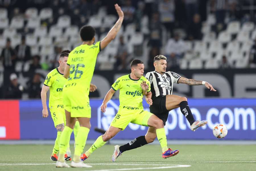 Na ida, o Botafogo largou na frente e venceu por 2  a1