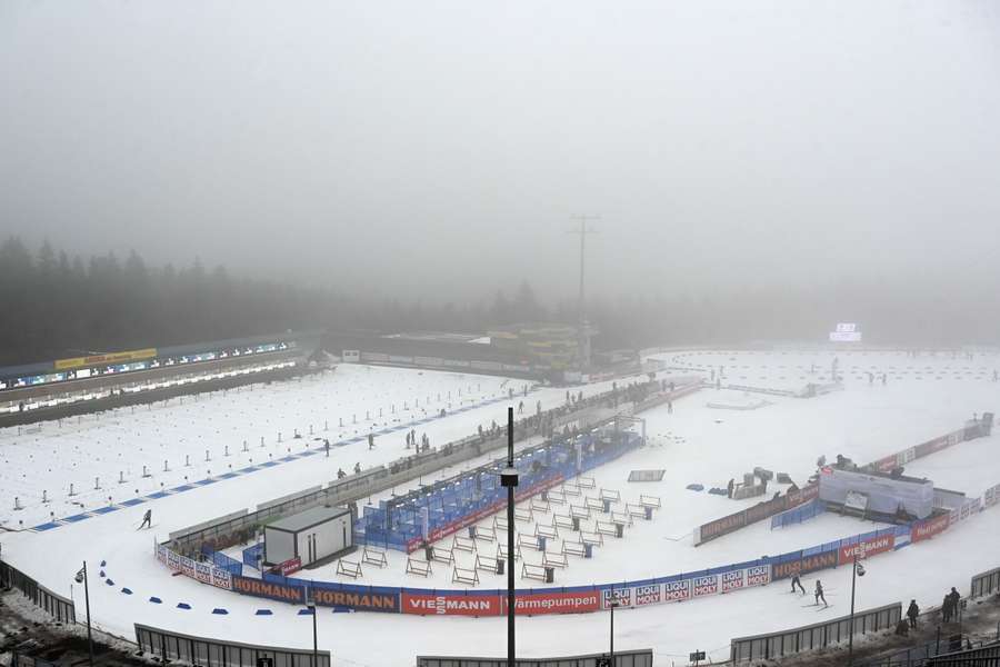 Die Biathlon-Staffeln sollen trotz widriger Bedingungen in Oberhof stattfinden: Heute macht der starke Wind den Veranstaltern zu schaffen