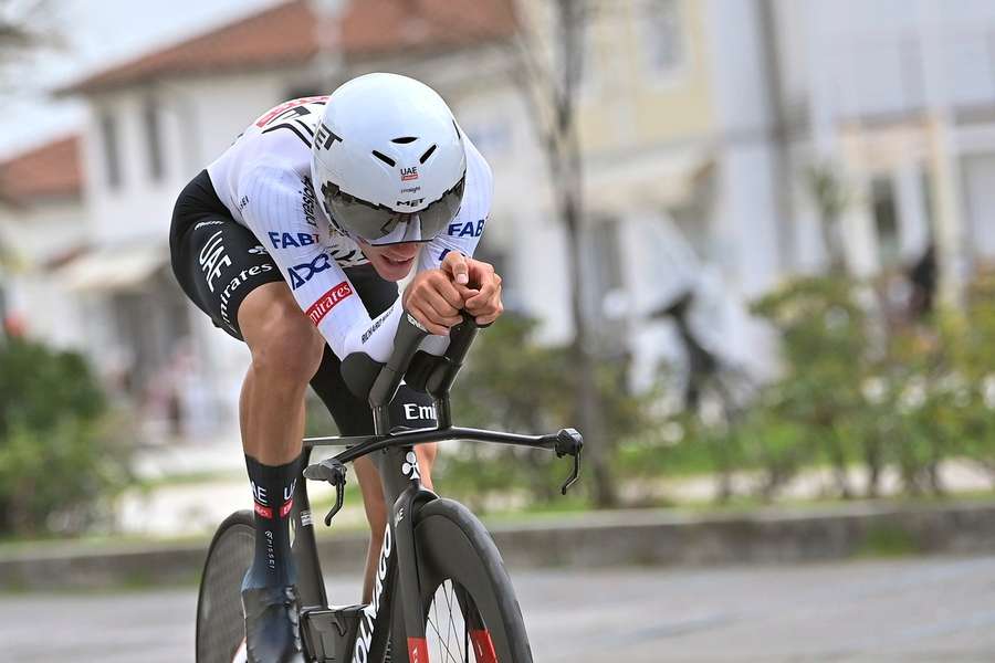 Juan Ayuso in actie in Lido di Camaiore