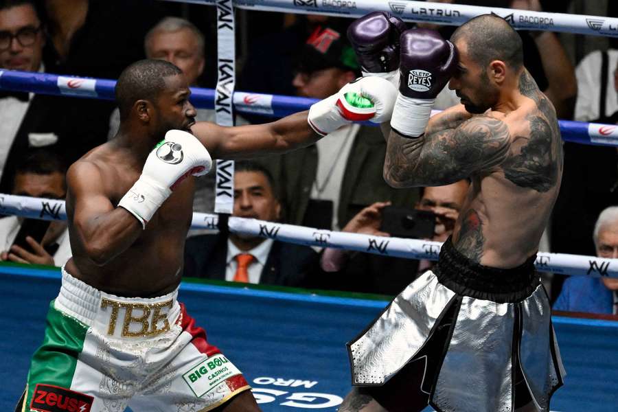 Mayweather (l) in action against Gotti