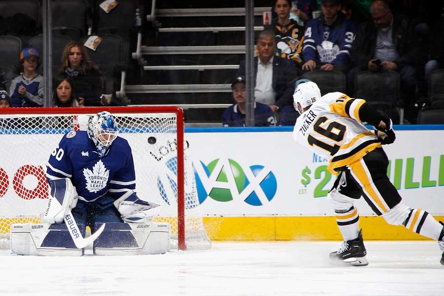 Un'azione del match tra Penguins e Maple Leafs