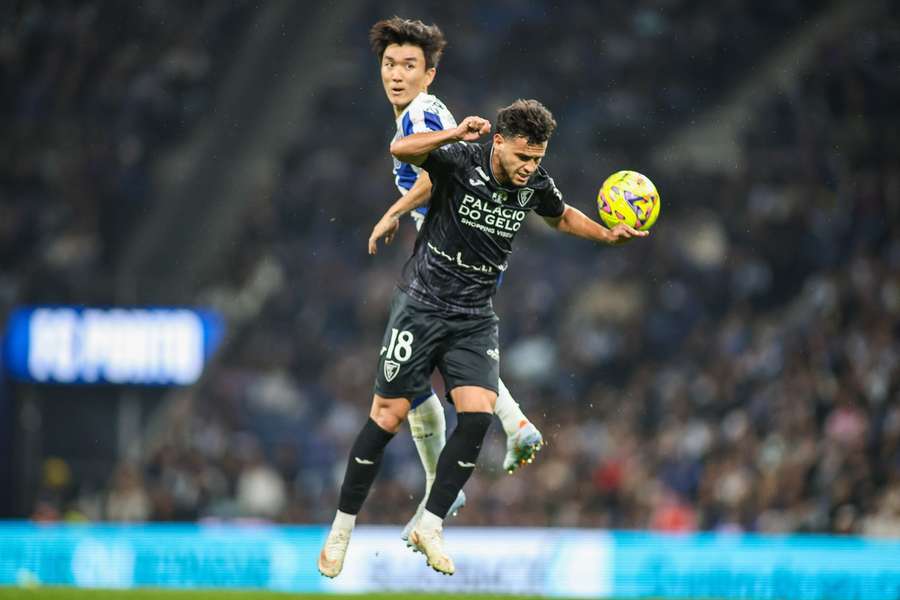 Cristian Ferreira perante Hwang no FC Porto-Académico de Viseu Cristian Ferreira perante Hwang no FC Porto-Académico de Viseu