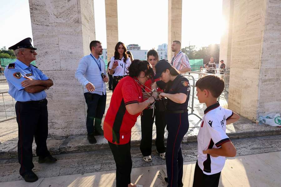 Un controllo della polizia vicino allo stadio