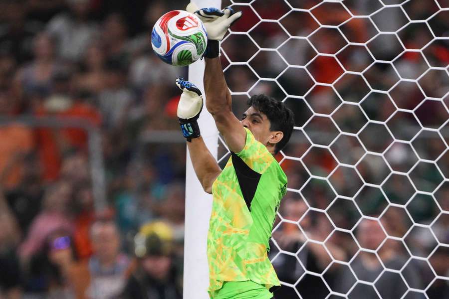 Yassine Bounou defende penalti de Summerville Yassine Bounou defende penalti de Summerville