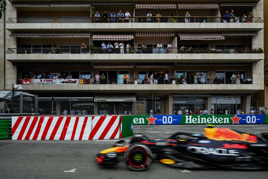 Sergio Perez vor den Balkontribünen auf der Strecke von Monaco.