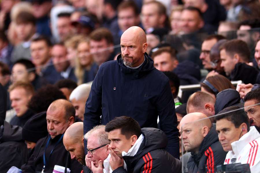 Erik ten Hag, entrenador del Manchester United, observa el partido de la Premier League entre el Fulham FC y el Manchester United.