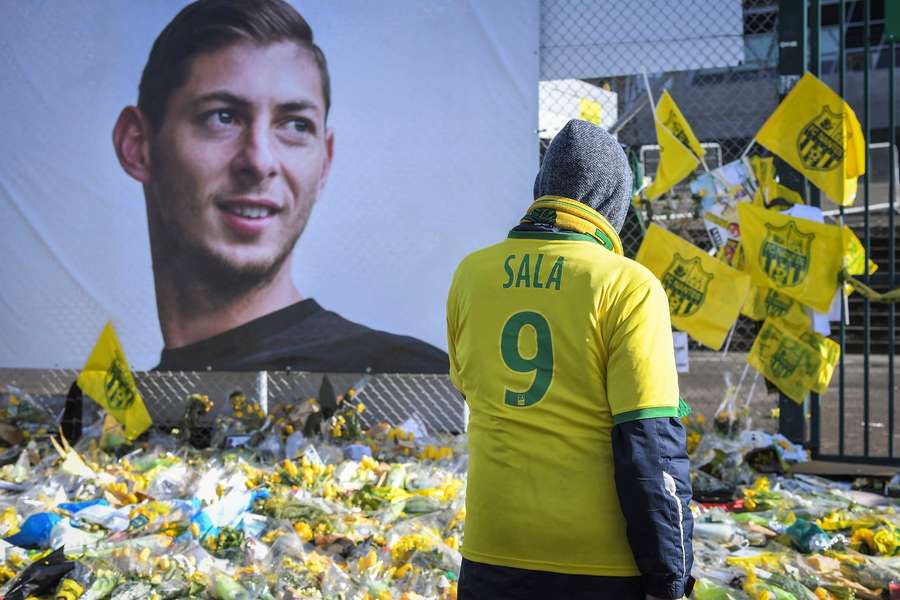 A Nantes supporter pays their respects A Nantes supporter pays their respects