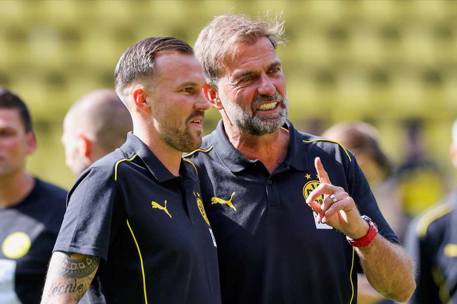 Kevin Großkreutz y Jürgen Klopp en un partido benéfico en Dortmund.