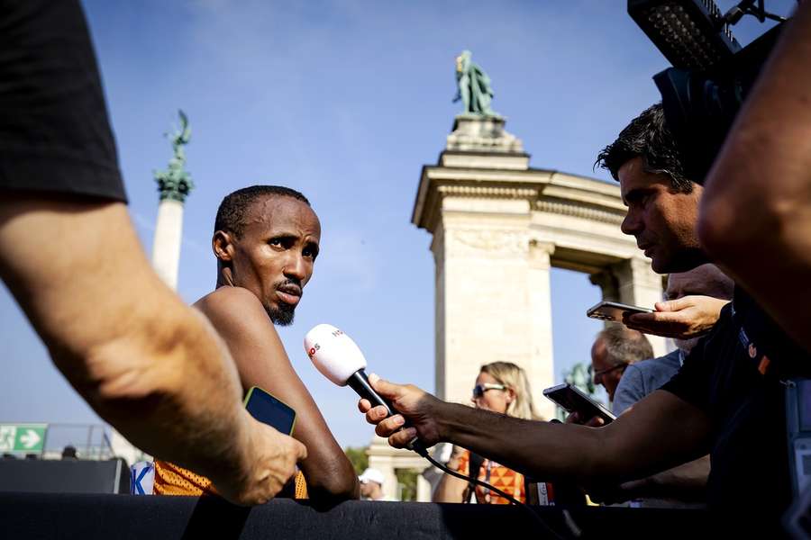 Abdi Nageeye na afloop van de marathon bij het WK atletiek, eerder dit jaar in Roemenië