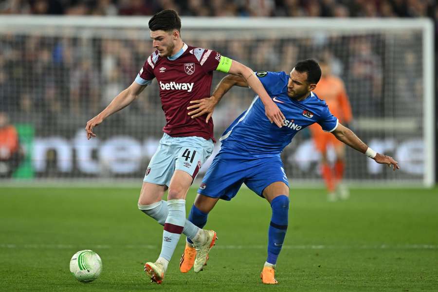 West Ham United's English midfielder Declan Rice (L) vies with AZ Alkmaar's Greek striker Vangelis Pavlidis
