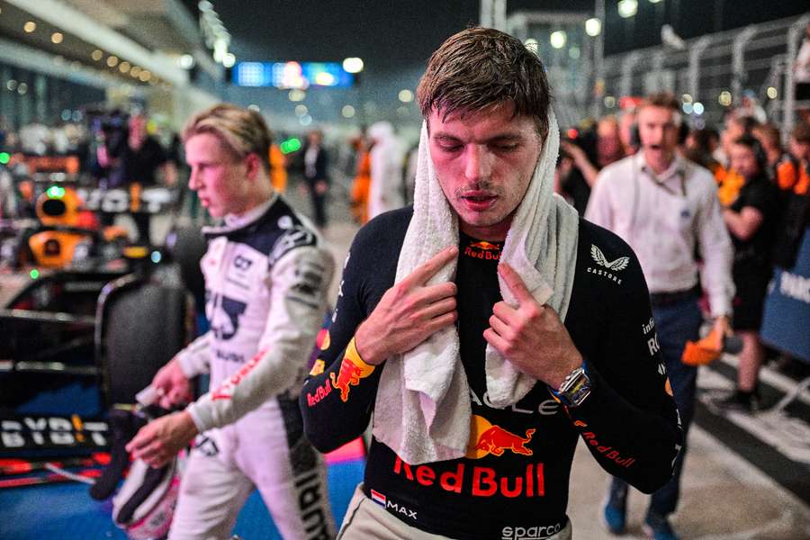 O campeão do mundo Max Verstappen com uma toalha húmida perante o calor extremo