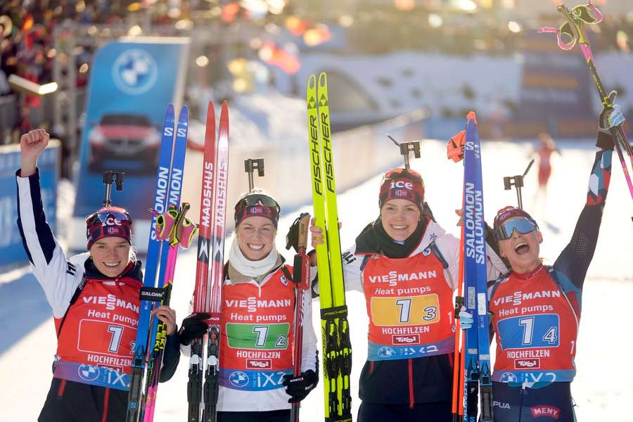 Víťazná nórska štafeta. Zľava Juni Arnekleivová, Marit Ishol Skoganová, Karoline Knottenová and Ingrid Landmarková Tandrevoldová.
