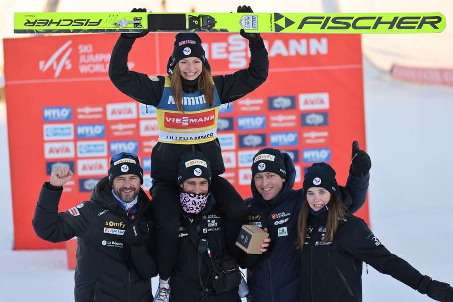 Joséphine Pagnier s'impose à Lillehammer et écrit l'histoire du saut à skis français