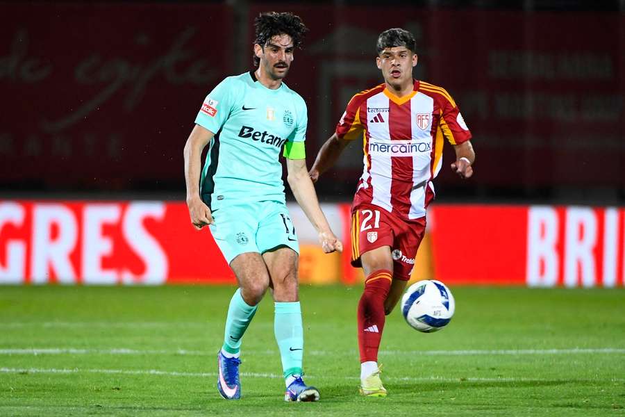 Francisco Trincão perante Guilherme Neiva no AFS-Sporting