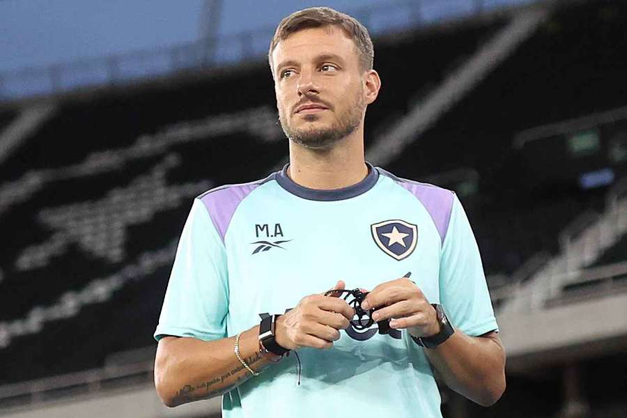 Martín Anselmi vive fase difícil no comando do Botafogo