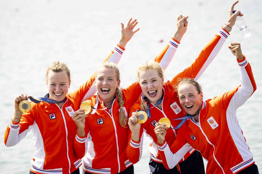 Marloes Oldenburg, Hermijntje Drenth, Tinka Offereins en Benthe Boonstra na hun huldiging