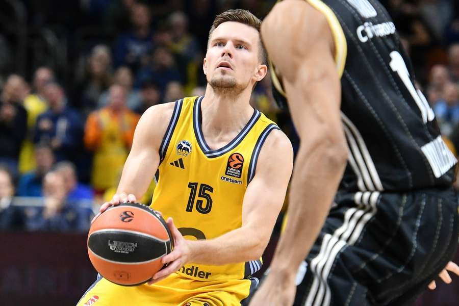 Martin Hermannsson und ALBA Berlin feiern einen Sieg gegen Lyon.